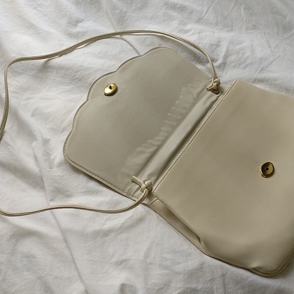 Vintage shoulder purse scallop detail - Picture 7 of 12